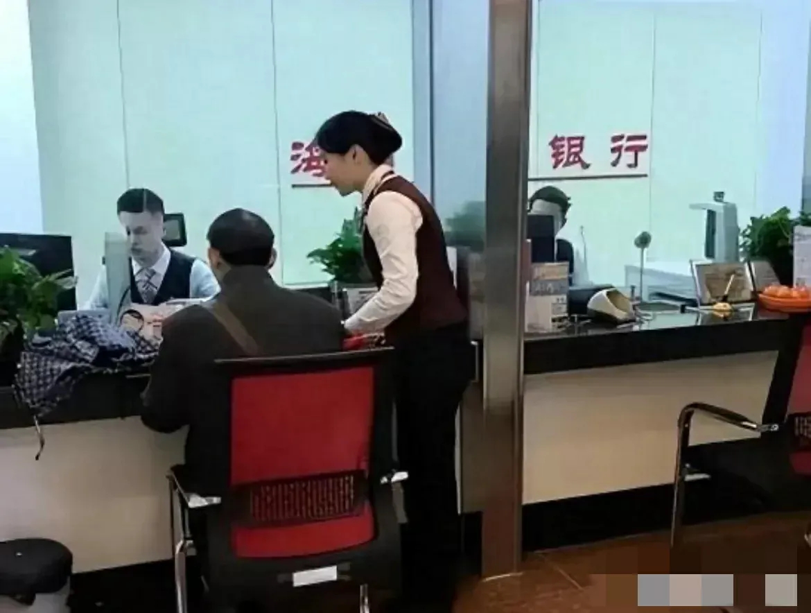 “新型骗局！”浙江，男子下班路上捡到钱包，里面有225张100元钞票，报警后将这