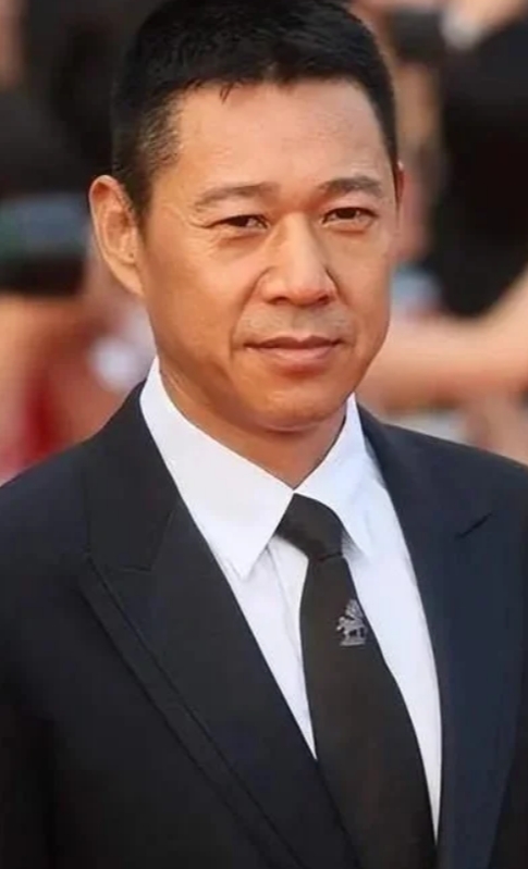 张丰毅再婚获幸福，无子亦美满
