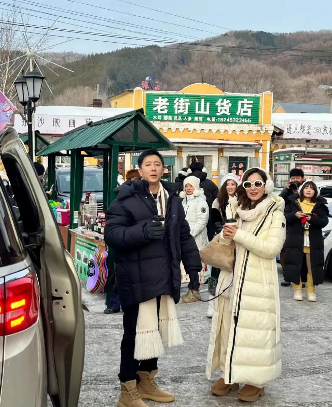 韩庚和老婆卢靖姗回黑龙江过年，夫妻俩一起到横道河子逛街市、赏雪景，全程手挽着手，