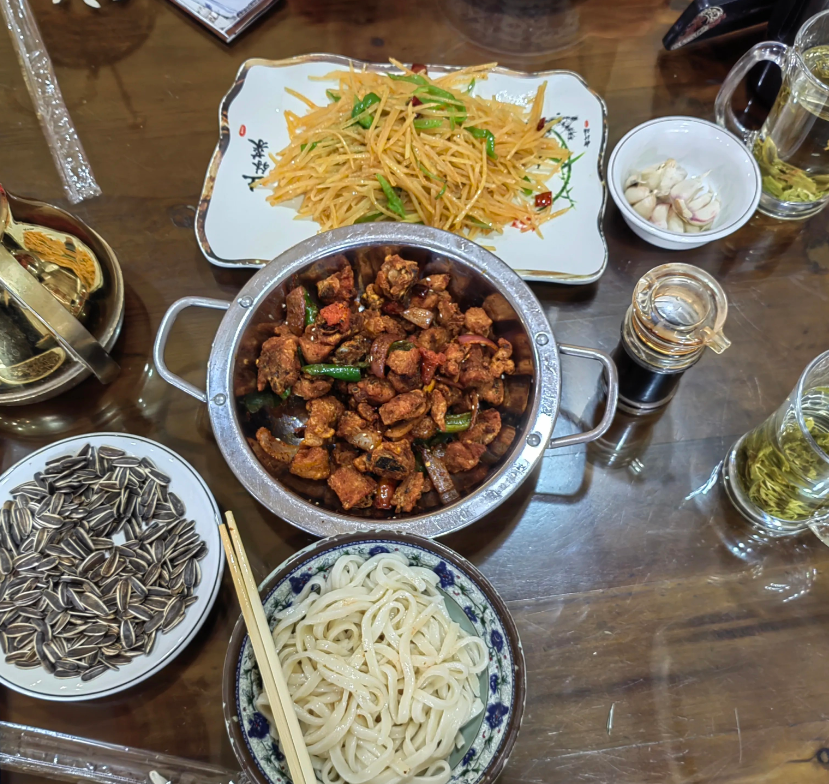 昨天中午我家的人要吃爆炒牛肉，我说太贵了，挣的钱这么不容易，吃点别的吧！结果我点