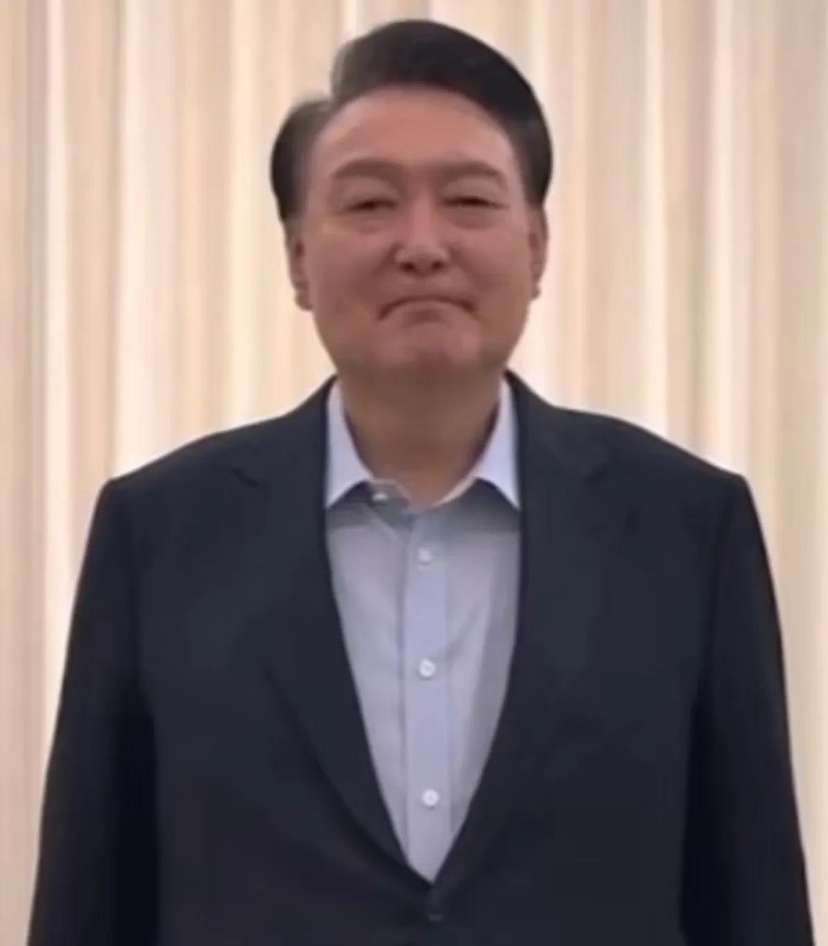 尹锡悦被抓，文在寅的含金量还在飙升！
1. 他觉得自己没错的话，为什么不去法院起