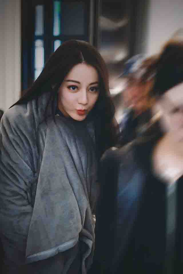 #迪丽热巴裹毛毯上班#原来，她披一床毛毯，也这么美。原来，她还有嘟嘴的一面！小伙
