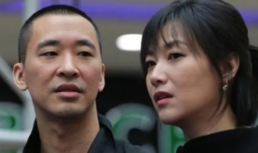 鲁豫问她为什么不生孩子，徐静蕾说：“我还没玩够呢，等我不想玩儿了再说吧。”男友的