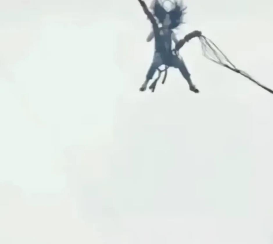 女朋友第一次蹦极，让我要给她拍照，这不拍得好好的吗？她却要跟我闹分手，这至于吗？