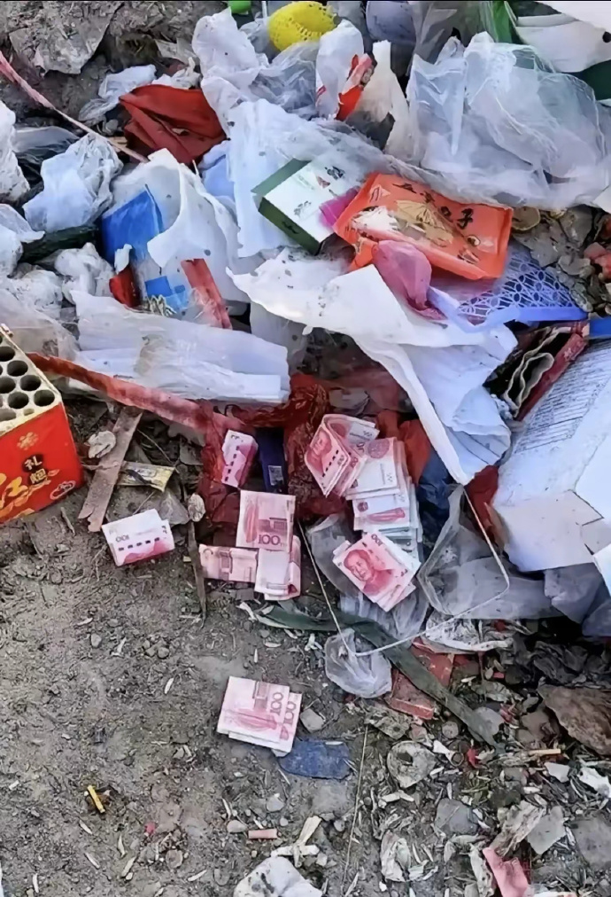 去倒垃圾的时候在垃圾场发现个东西。在那犹豫老半天硬是没敢捡！ ​​​