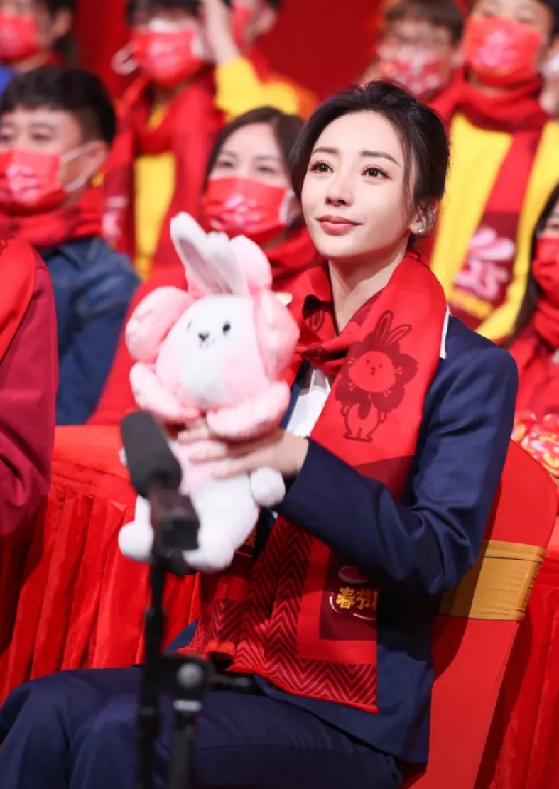 柳岩“知三当三”，要面临的麻烦太多了，糊涂啊！

1：春晚，柳岩曾经多次表达过上