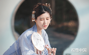 “我就喜欢抢别人的男人～”年轻女子夺走了她的丈夫，还对着她耀武扬威，而她只是微笑：“那就送你了。”