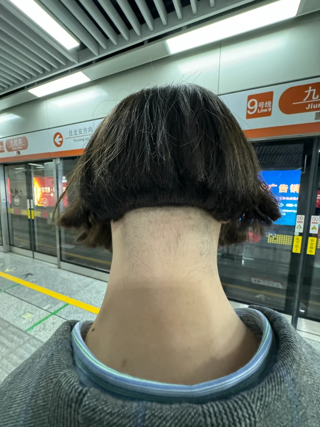 舍友花两百在杭州剪的头发
在翻车和前卫之间来回徘徊