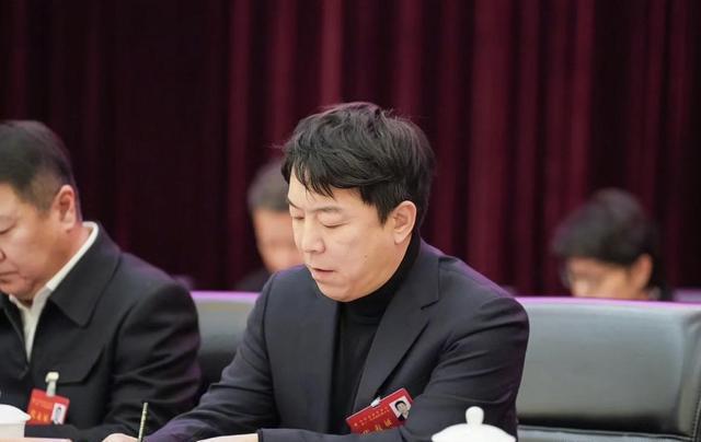 北京这一夜，坐在吴京前面的陈道明，让所有人见识了他的江湖地位（吴京给成龙拜年）-第5张图片-九妖电影