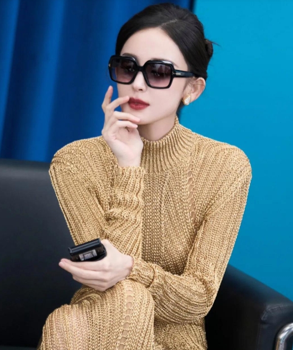 古力娜扎：镂空华服下的极致魅力

古力娜扎向来以其出众的美貌和时尚品味备受瞩目。
