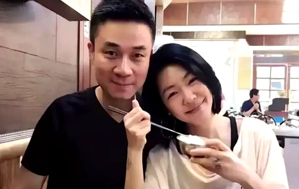 1970年8月11日出生的许雅钧，顶着狮子座的光环在台北出生。

书香门第出身的