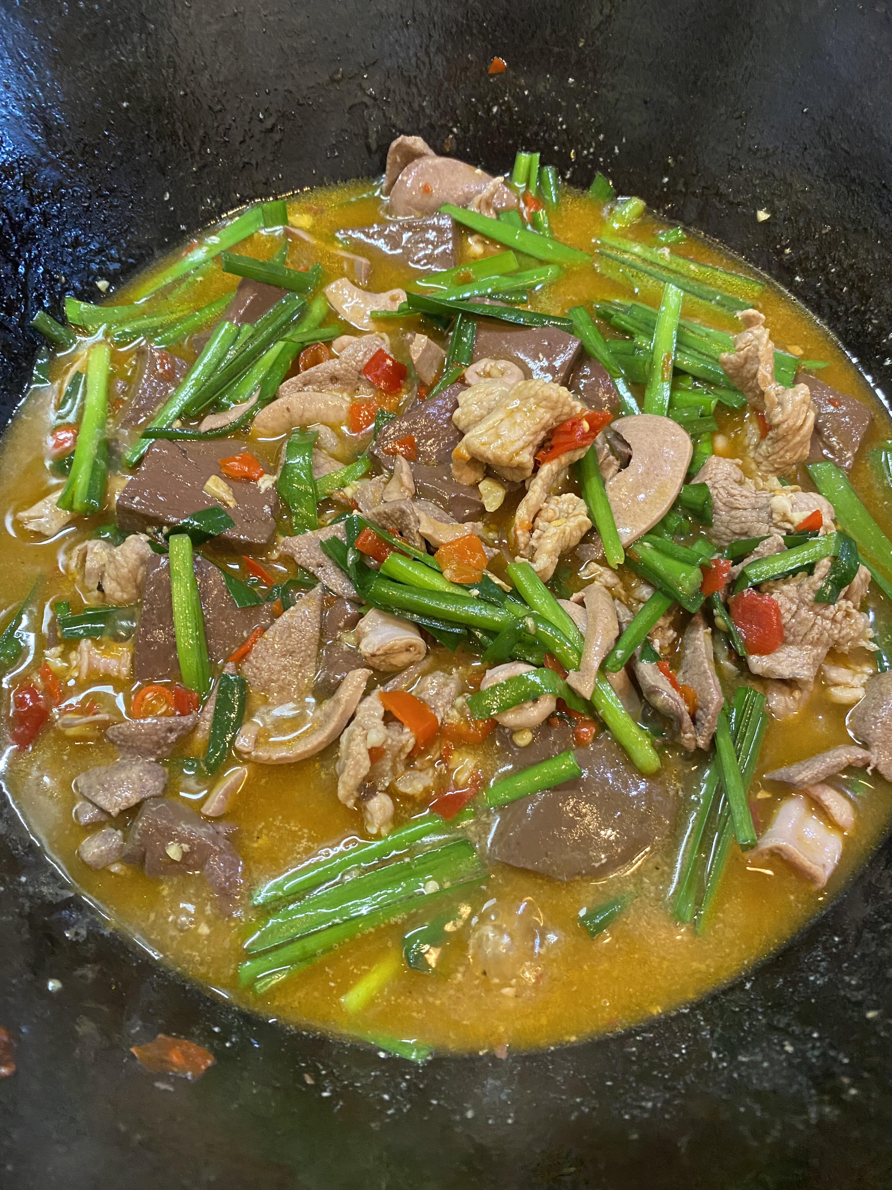 热辣辣又带点汤汁，湘版杀猪菜
汤汁拌饭你能炫几碗
材料：瘦肉、猪粉肠、猪腰子、猪