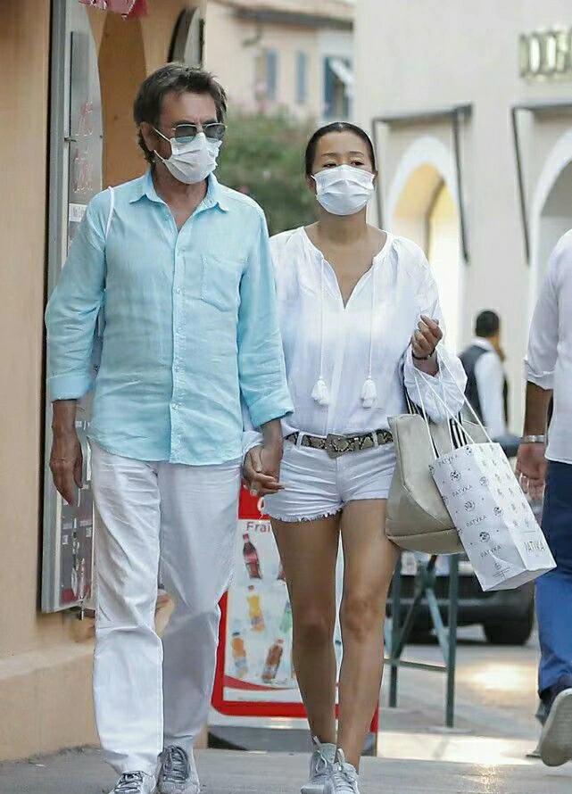 巩俐和老公法国街头逛街：太接地气了