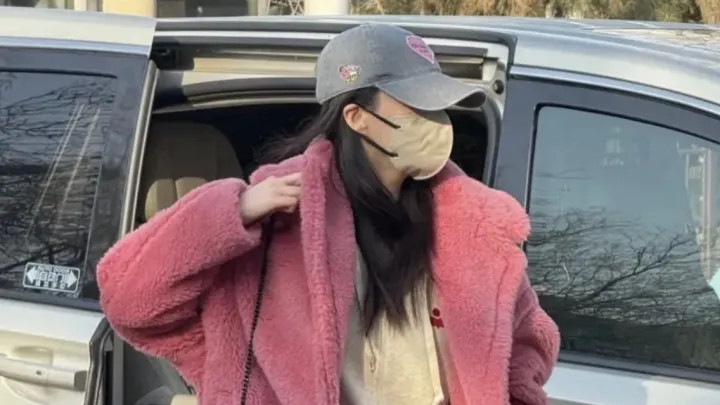 41岁蒋欣暴瘦后更任性了，把3万块大衣穿成地摊货，毫不在意！