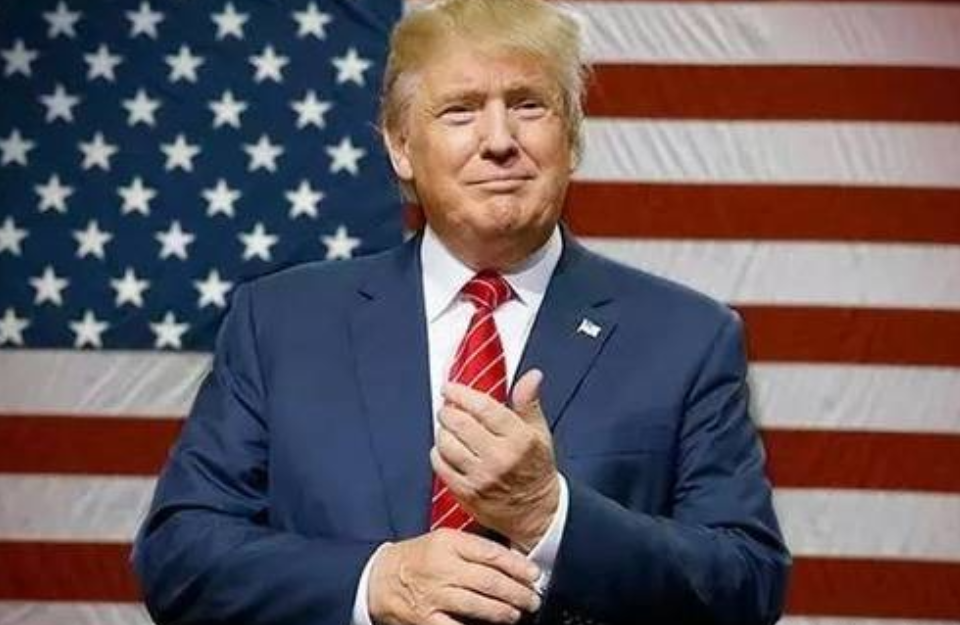 很多人觉得，拜登是个傻子，拿美国国库的钱去疯狂援助乌克兰；特朗普是个疯子，上台前