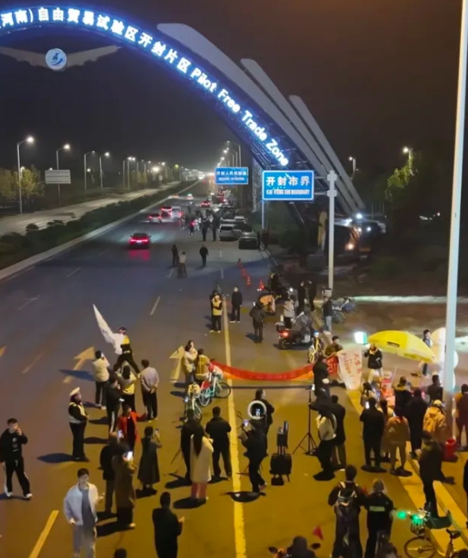 那个福建厦门华侨大学班主任骂夜骑开封大学生是酒囊饭袋那事，其实从这就能看出这个班