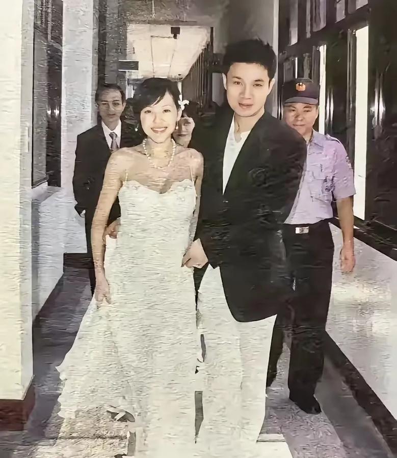 小S真是遇上许雅钧了！

许雅钧家里往上数几代都是读书人，家境优越。

小S可是