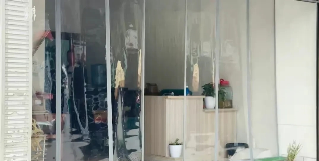 “天价罚款？”四川宜宾，一卖菜的大姐，为了补贴家用，特意开了一家采耳店，但因为生