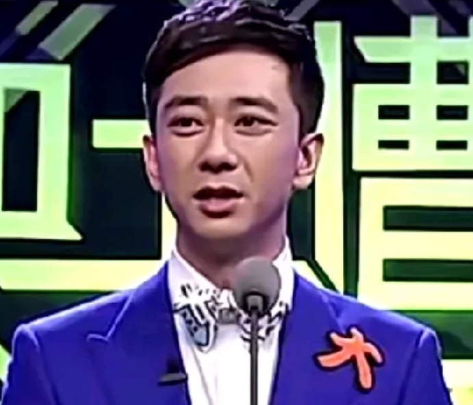 在王自健公主抱刘涛这事儿上，他手的位置被热议挺有意思。在这个社交媒体发达的时代，