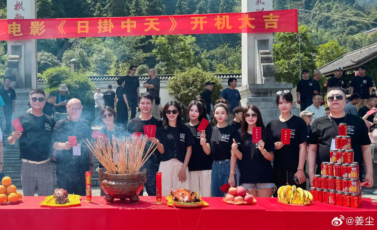 姜尘今天爆料，说张颂文耍大牌，连《日挂中天》开机仪式都不参加