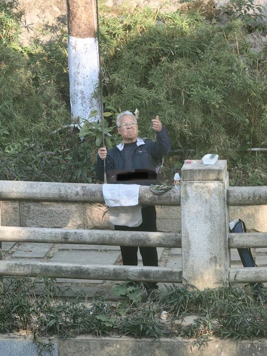 大爷这表情可以啊