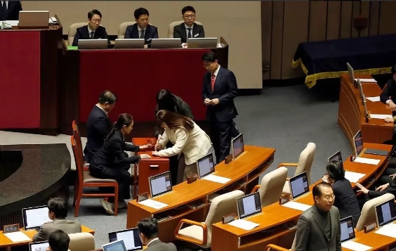 今天下午韩国国会通过了对总统尹锡悦的弹劾案，接下来尹锡悦的命运将会如何呢？韩国国