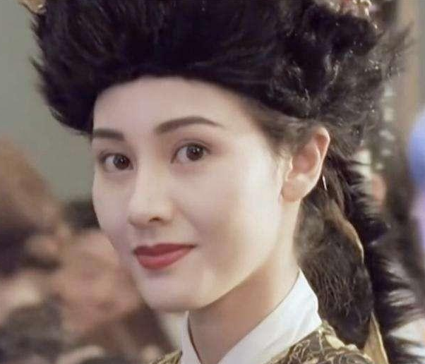 18岁的李嘉欣选美夺冠后，立刻甩了只会写情书的才子倪震，转身投入到送给她2000