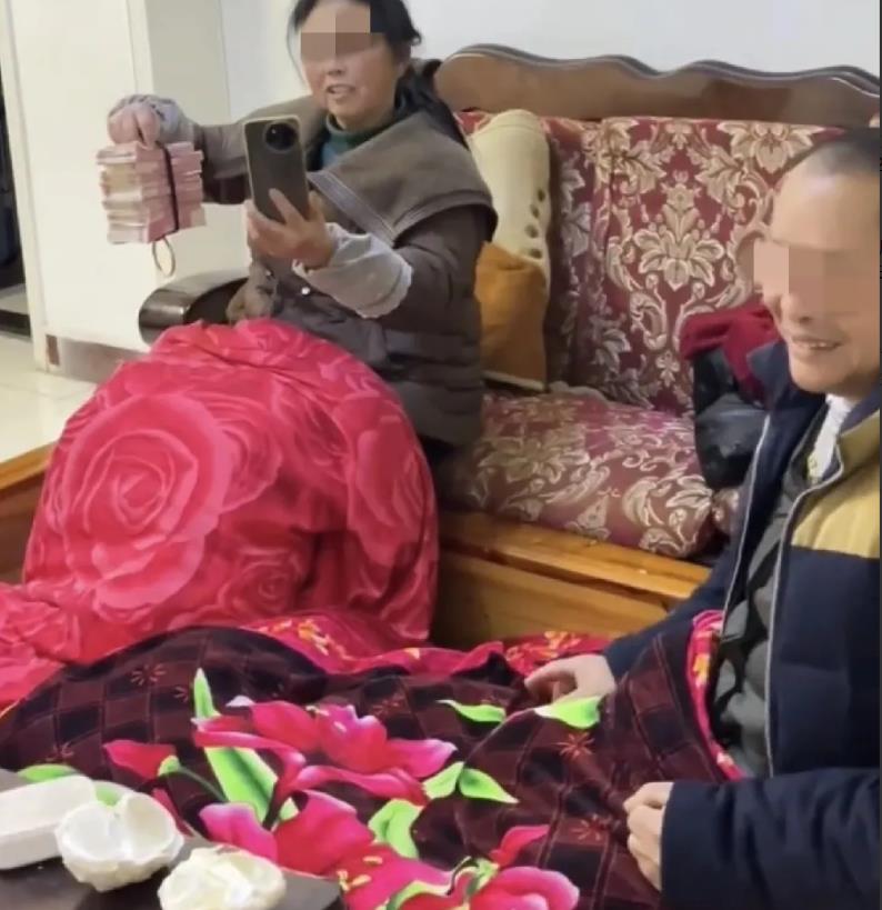 女婿过年回娘家看丈母娘，并豪气的给丈母娘包了十万的过年红包，丈母娘高兴得马上给亲
