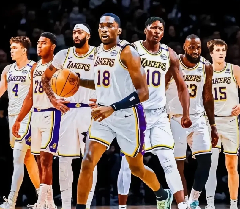 随着电风扇的加盟，湖人最强首发阵容出炉:

1、控球后卫——里夫斯，目前26岁身