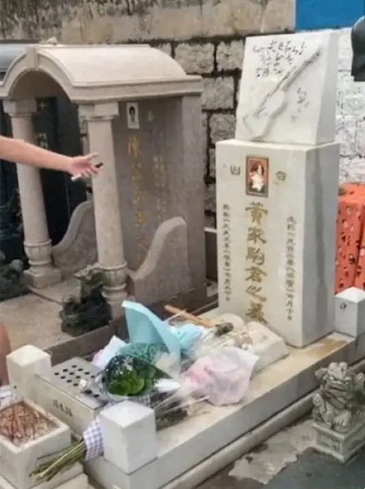 突发！黄家驹墓碑遭人人为破坏，照片和墓碑被砸坏，两名涉案男子被抓。必须严惩！