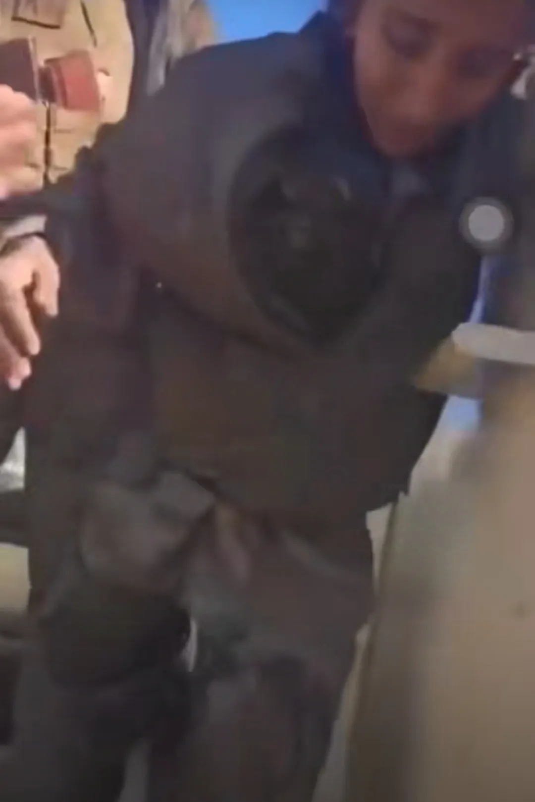 叙利亚反对派HTS份子在阿勒颇劫持库尔德妇女