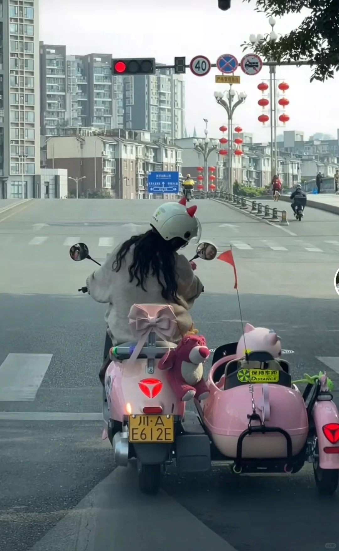 雅迪八嘎车买了后悔
这八嘎车马路墩子也过不去，享受开车的堵和电动车的风吹雨淋。电