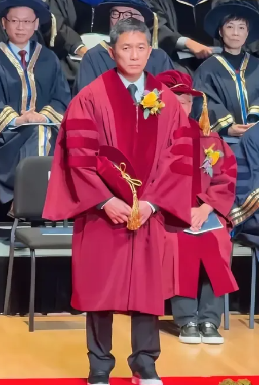 梁朝伟社恐症犯了，两眼无神可怜巴巴得像个小孩子...