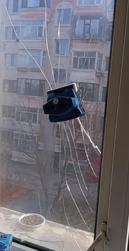 马上过年了，准备大扫除，今年老公提前放假了，在家闲着没事干，我说让他自己擦擦玻璃