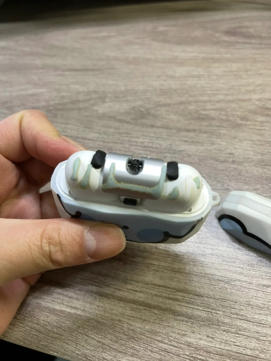 苹果用户都出来降半屏默哀！😭
本来还挺开心看到别人在降半屏默哀，结果乐极生悲了