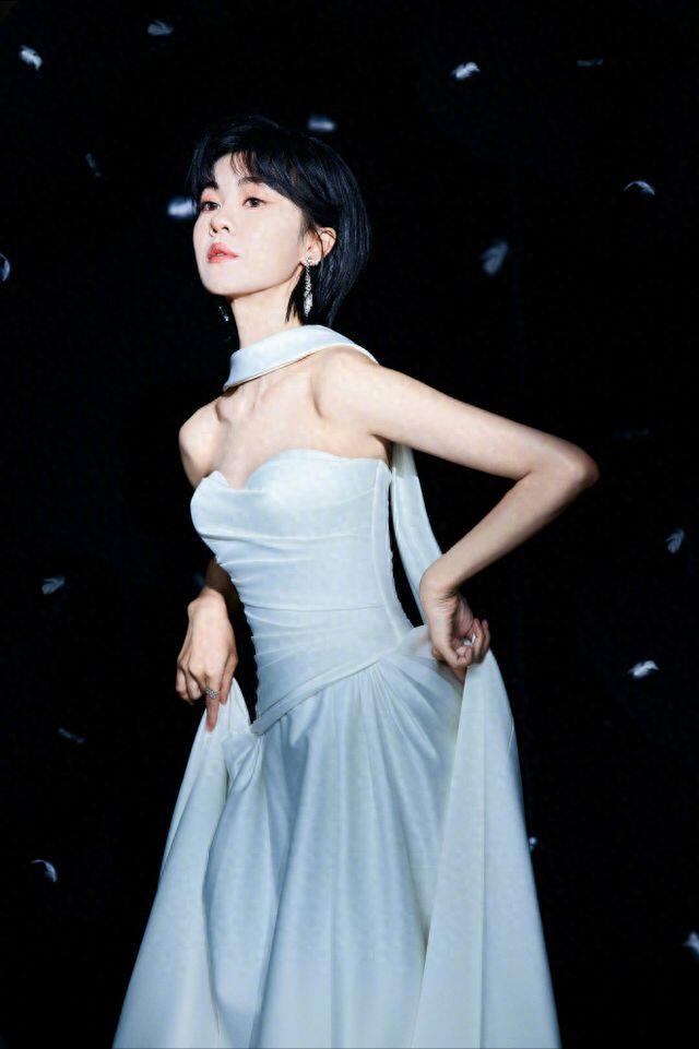 郁可唯无肩带礼服