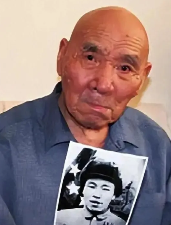 1951年，20多辆美军坦克冲向志愿军阵地，可炮兵联系不上指挥部，不敢开炮。关键