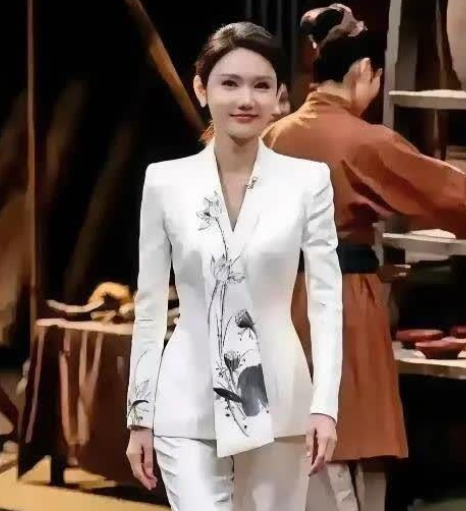 能主持过央视春晚的龙洋果然不一样，气质优雅，身材高挑，看起来端庄大气，继董卿和周