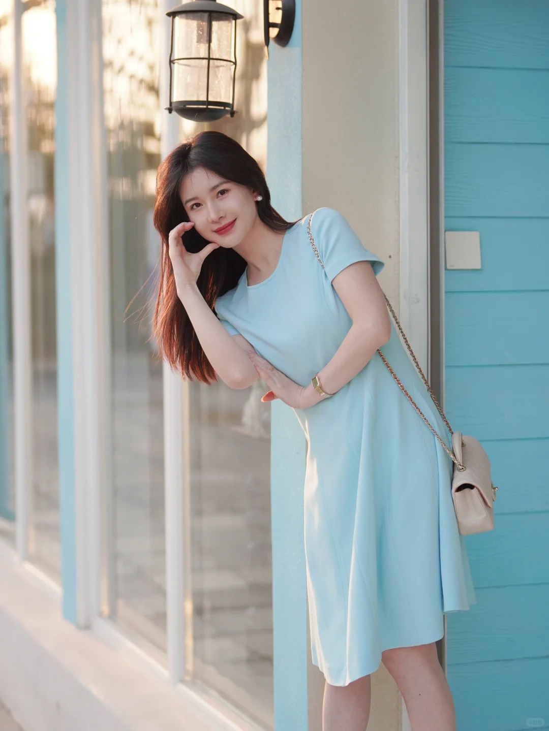 🍃春天的一抹蓝色～🦋
蓝色连衣裙和这个blue house好搭
就连甜品盘子