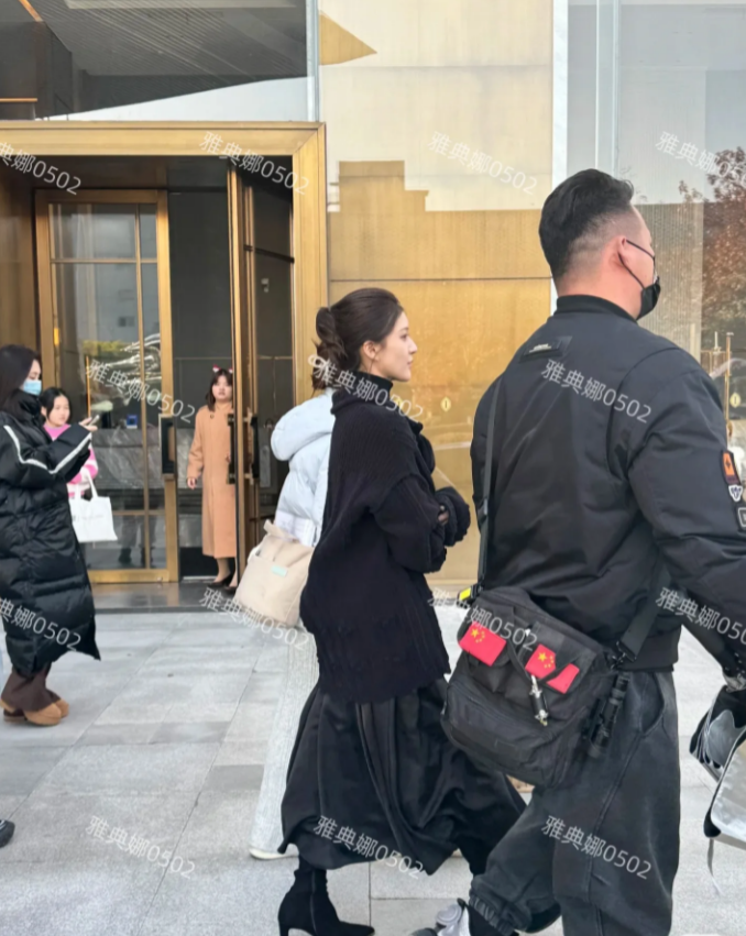赵露思从身边走过，一点儿也不普，也没有网上说的那么矮，1米6是有的。
本人好瘦好