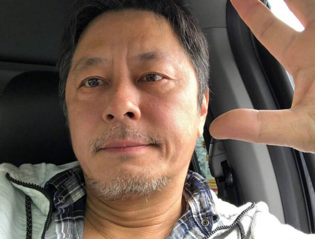 歌手王杰说：娱乐圈的演员艺人他们都很虚伪。其实根本讲句不好听的，我手机里面一个娱