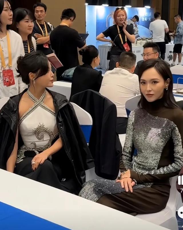 飞天奖这一夜：赵丽颖差点摔跤，赵今麦穿睡裙，主持人好尬（赵丽颖拿奖有卖照片）-第4张图片-九妖电影