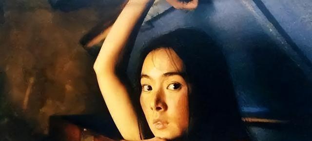 【】姜宏波的人生剧本，真是精彩得让人不禁想要为之拍手。从体育健将到银幕演员，她“
