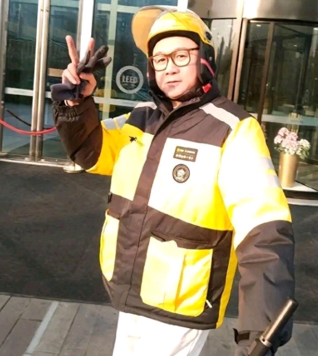 知名演员高虎送外卖去了！日前有网友在街头偶遇高虎正在送外卖，于是就拦下高虎合影留