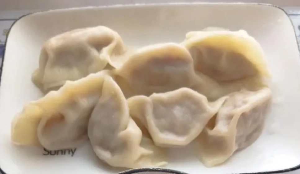 昨天去朋友家吃饭，在饭桌上看到了这一幕，朋友把饺子和汤分开放在碗里，吃完饺子之