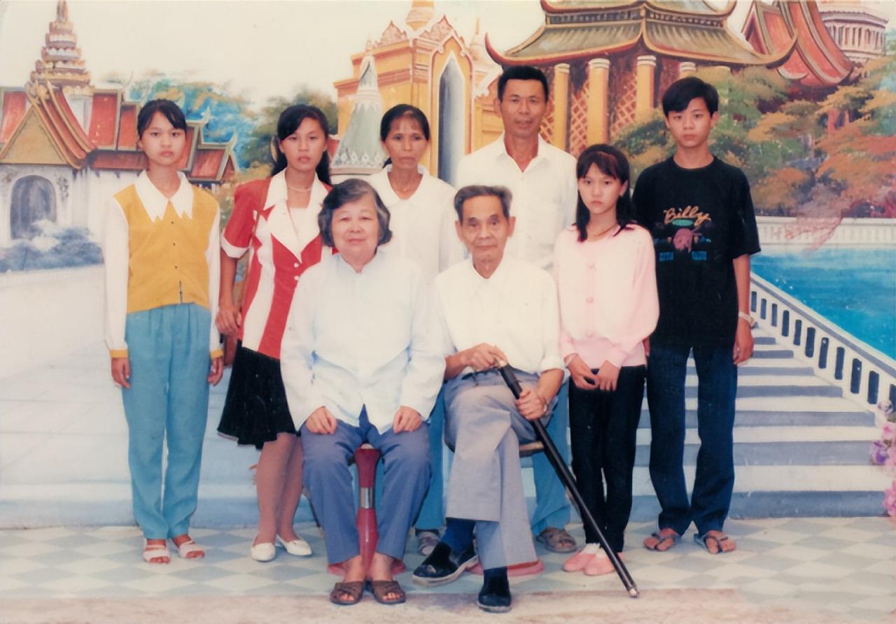 1988年，一位曾在台湾潜伏42年的地下党员，以假身份回到了故乡。尽管他结婚仅9