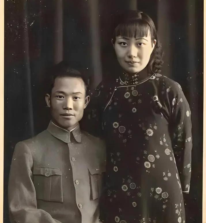 1925年，陈诚回家奔丧。7年不见的妻子，想与他同房。不料，刚到床上，就被他一脚
