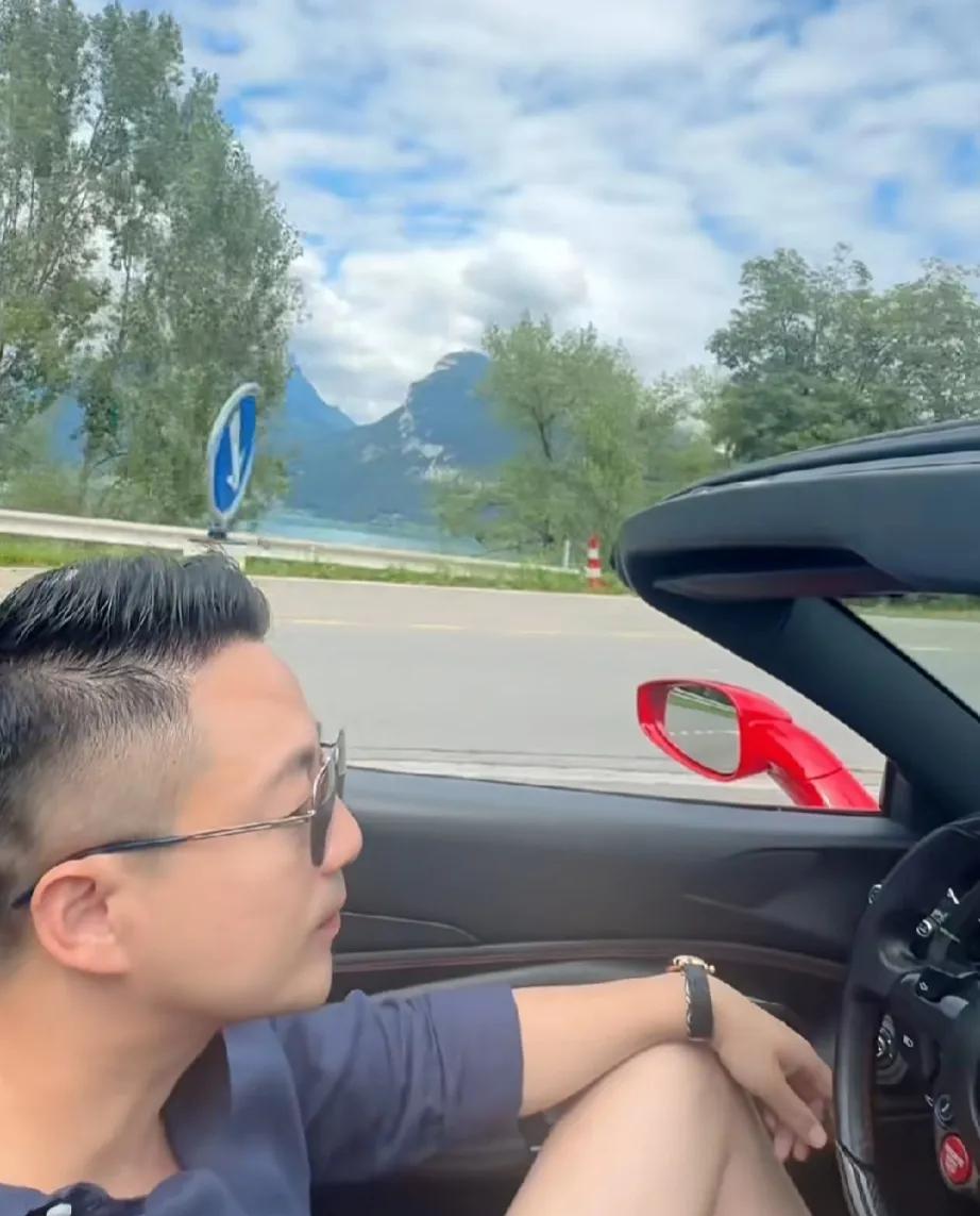 这边汪小菲带着小娇妻在欧洲度假，俩人游山玩水，开跑车，吃大餐，日子甜蜜、浪漫、精