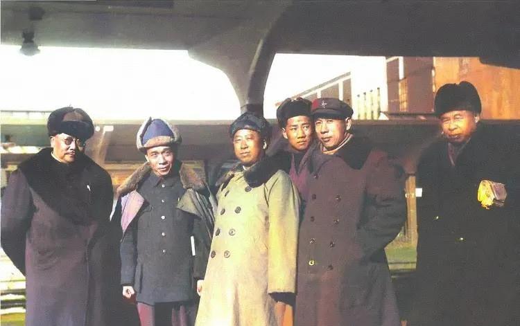毛岸英同志诞辰百年，他的一张罕见合影，实际是在1949年12月9日，毛主席前往苏