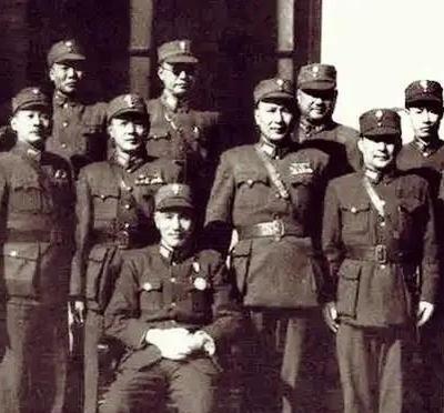 1950年3月12日，解放军分六路进击西昌。胡宗南大惊失色，召集亲信开会，他问参